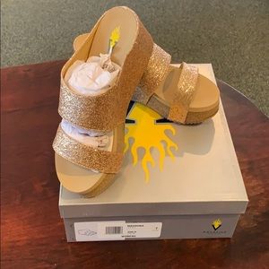 Volatile Gold Madrona Sz 7 Platform Sandals